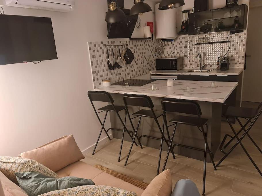 "Linda'S Guest House" Beach House With Private Patio & Hot Tub, 3 Min From The Beach Costa de Caparica Luaran gambar