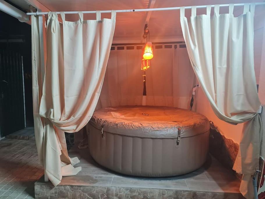 "Linda'S Guest House" Beach House With Private Patio & Hot Tub, 3 Min From The Beach Costa de Caparica Luaran gambar