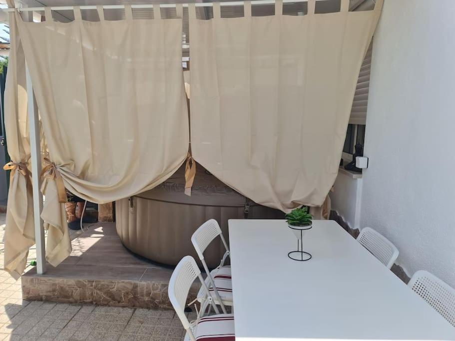 "Linda'S Guest House" Beach House With Private Patio & Hot Tub, 3 Min From The Beach Costa de Caparica Luaran gambar