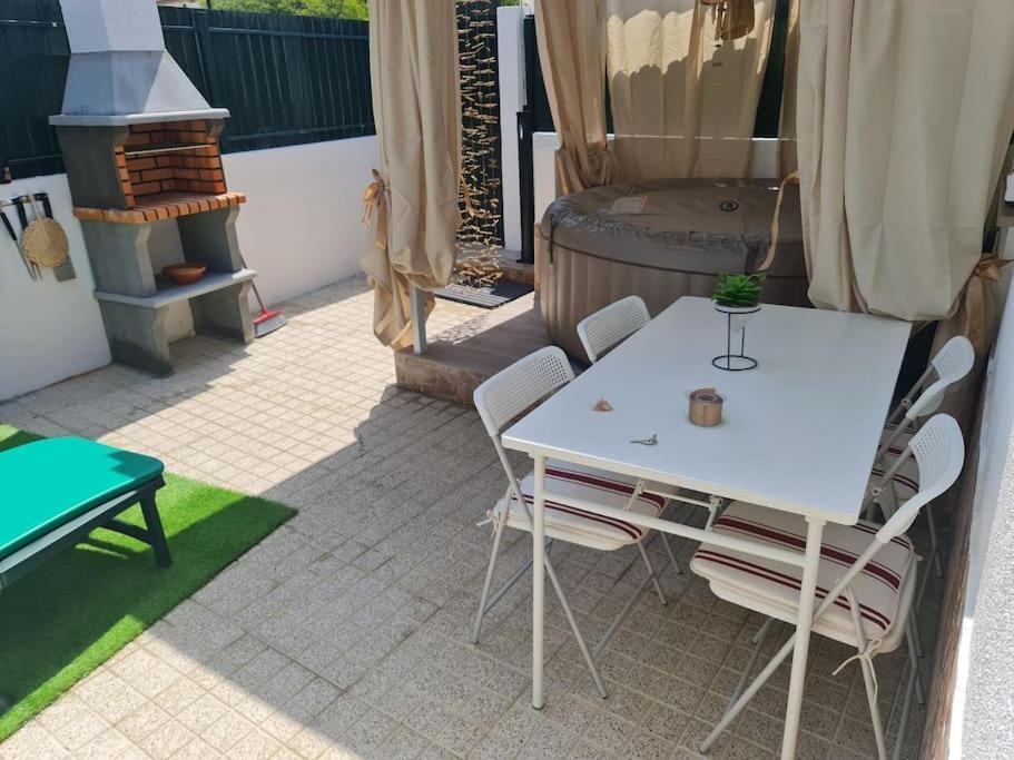 "Linda'S Guest House" Beach House With Private Patio & Hot Tub, 3 Min From The Beach Costa de Caparica Luaran gambar